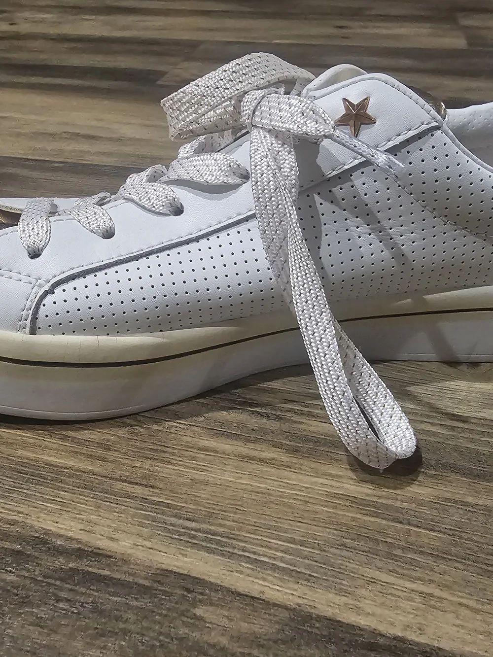 SKECHERS Street White/Gold Leather Low Top Lace-Up Sneakers Air Cushioned Foam
